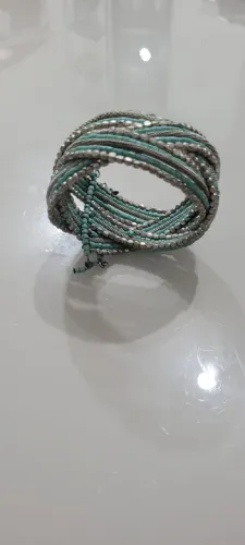 Pulseira turquesa com detalhes  pratiado
