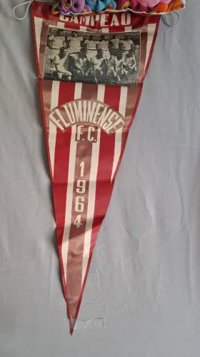 Flâmula do Fluminense campeão carioca de 1964 com foto do time