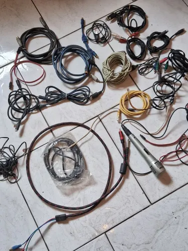 Cabos variados alguns novos e um microfone 