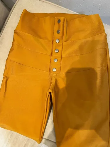 Calça Prada Amarela com Botões. Sem uso. Tam P.