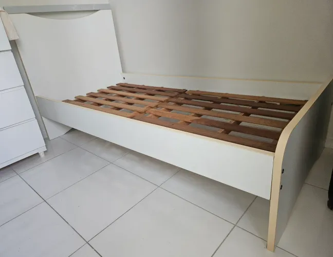 Cama solteiro tok stok em excelente estado 