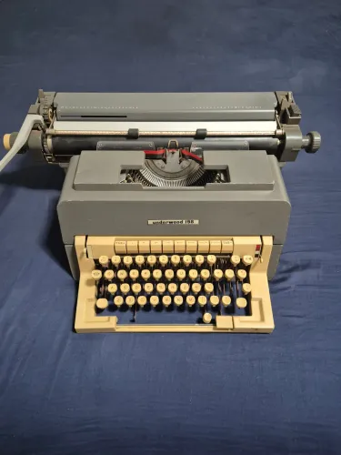 Antiga Máquina de escrever Olivetti Underwood 198