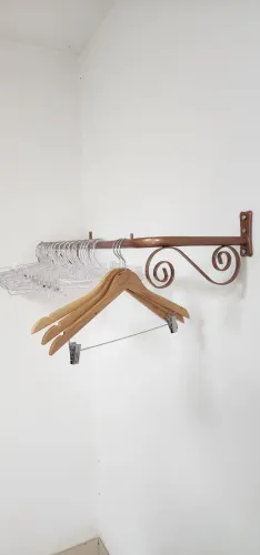 Arara para Roupas com Cabides, expositor de parede.