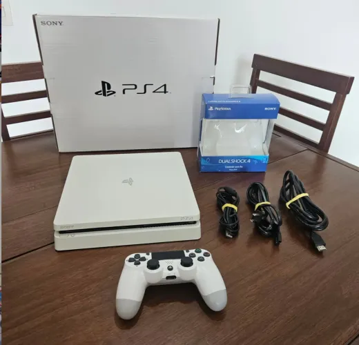 PlayStation 4 slim Impecável em estado de novo
