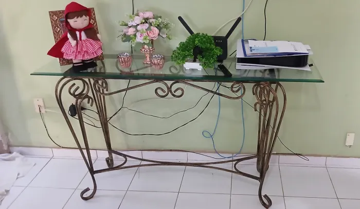 Mesa de Vidro com Detalhes em Ferro