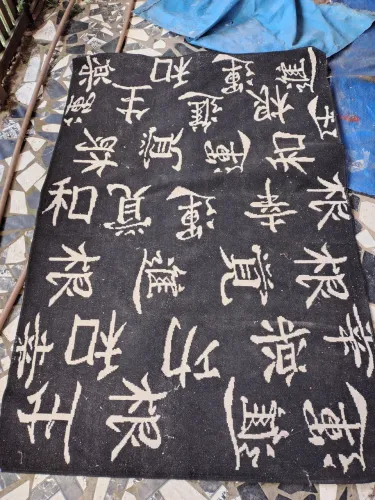 Tapete Decorativo com Escrita Oriental