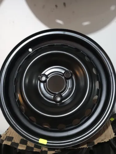 Roda kwid aro 14. Roda de ferro 3 furos . Semi nova sem detalhes.  Disk entrega 