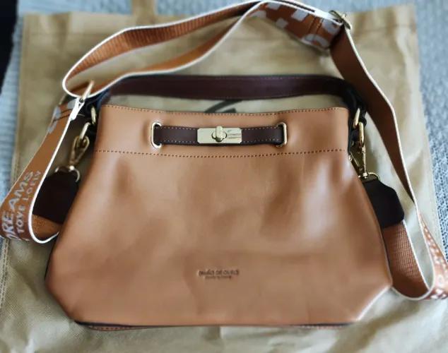 Bolsa de Ombro em Couro Sintético - Elegância e Estilo