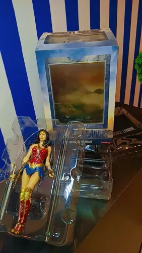 Estátua mulher maravilha