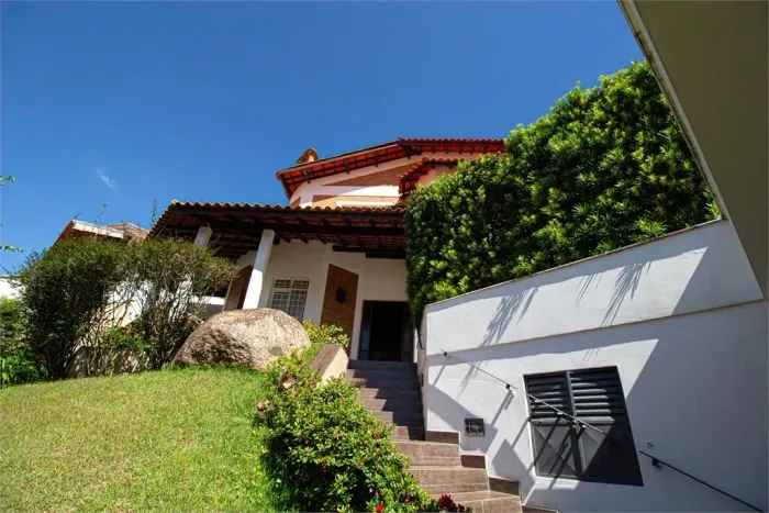 Casa Térrea à venda em São Roque / SP - 03 suítes - 238 m²