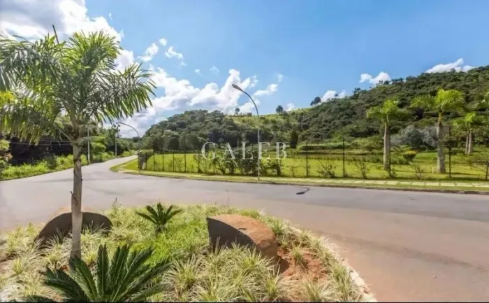 Terreno no Condomínio Itaporã em aclive com 722,80m²