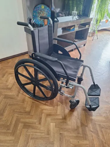 CADEIRA DE RODAS DOBRÁVEL - Praticamente NOVA . Pouco tempo de uso 