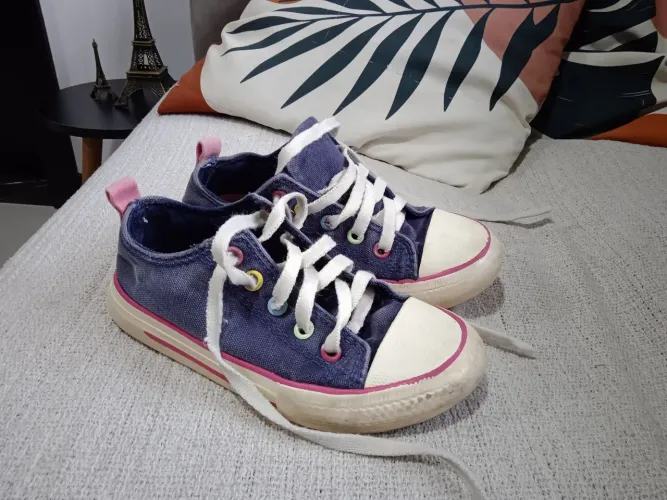 Tênis Converse Azul com Detalhes Coloridos