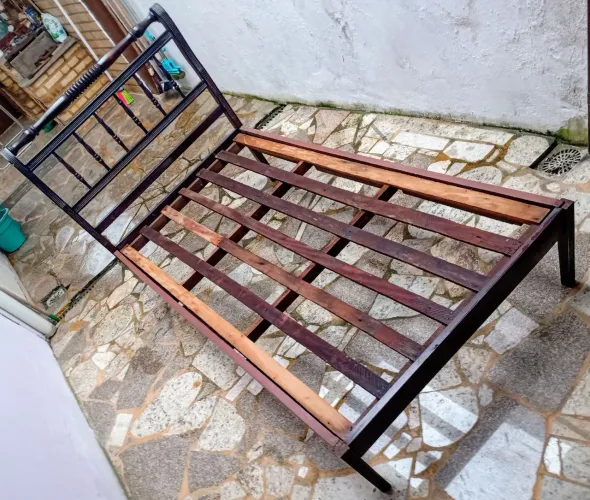 Cama de madeira com cabeceira
