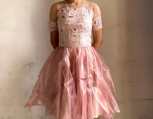 Vestido de festa rosa com detalhes em tule