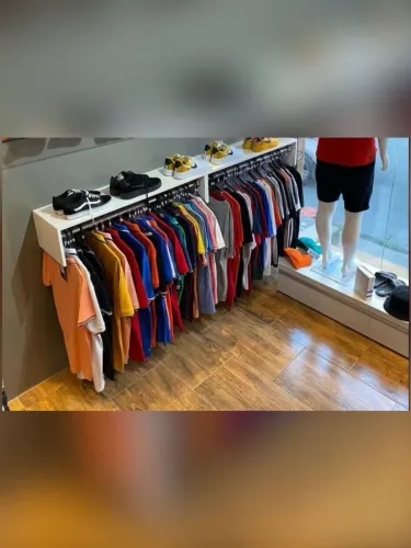 Arara 1,56 m, com prateleira e cabe até 100 cabides