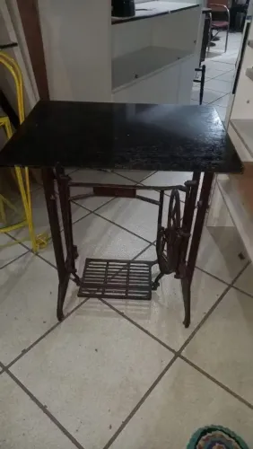 MESA PARA MÁQUINA DE COSTURA EM EXCELENTE ESTADO
