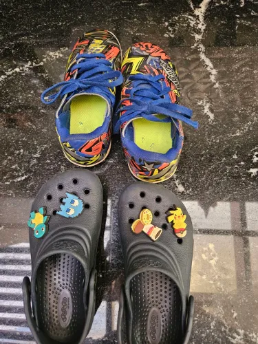 Lote 1 Crocs e 1 chuteira adidas Messi