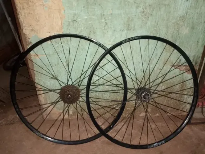 Amortecedor de bicicleta, em perfeito estado, junto com aro aéreo dianteiro e traseiro