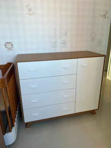 Cômoda madeira maciça muito nova 