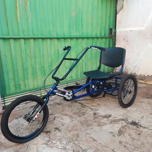 Bicicleta Triciclo azul com marcha