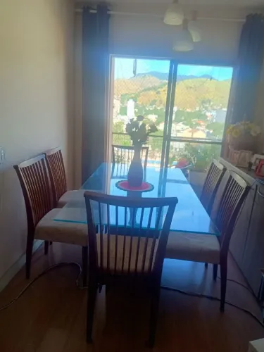 Mesa de jantar 6 lugares e tampo de vidro.