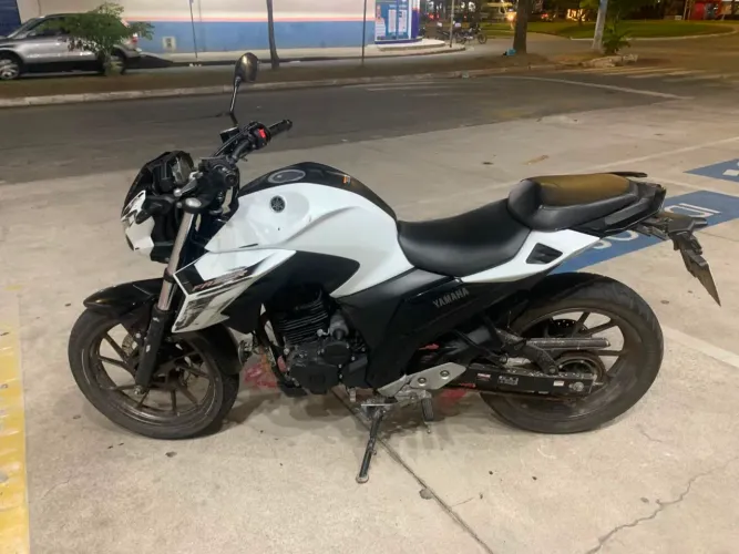 Vendo Yamaha Fazer 250. 13 mil.