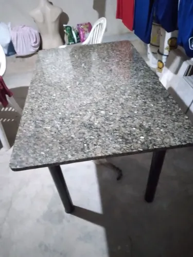 Mesa de mármore sem cadeiras. 
