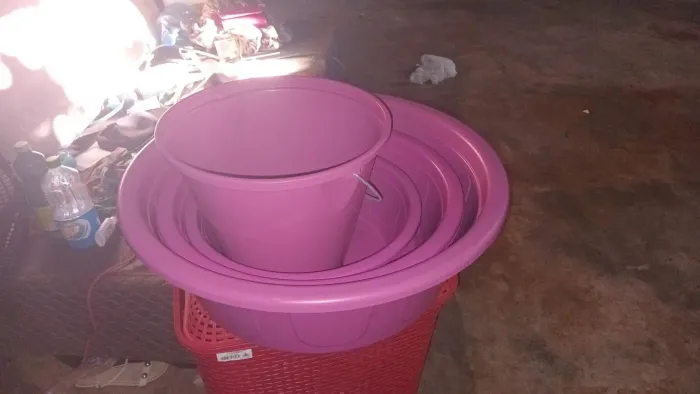 Vendo um jogo de bacia na cor rosa 