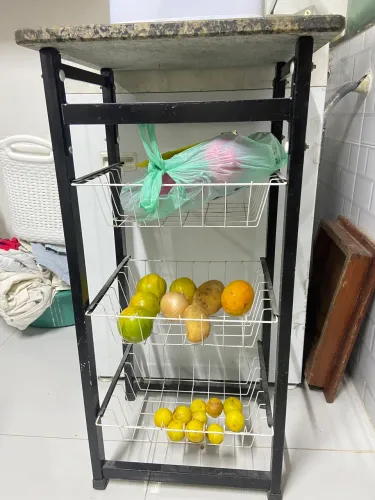 Fruteira em metal com granito
