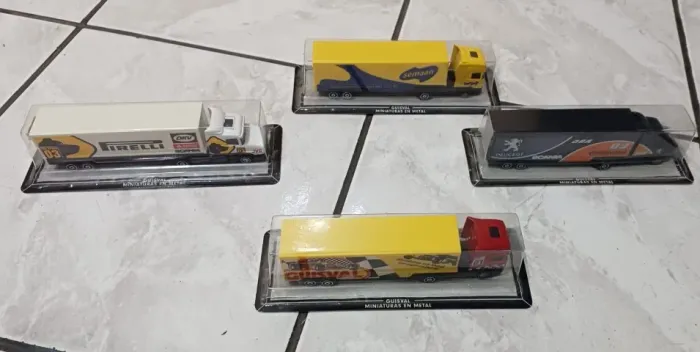 Kit 4 Miniaturas de Caminhão Carreta em Metal 