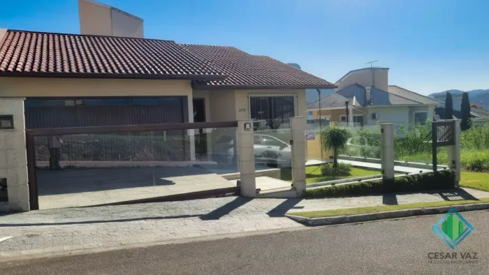 Sobrado para venda tem 233 metros quadrados com 3 quartos em Pedra Branca - Palhoça - SC
