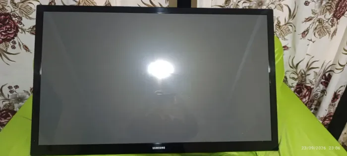 TV Samsung 43" HD - Funcionando Perfeitamente + Controle