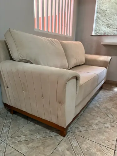 Sofá 1,96m moderno, com pés de madeira e excelente qualidade.