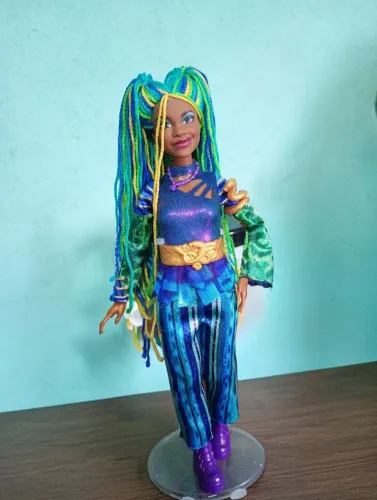 Boneca Uliana Descendentes (Barbie)