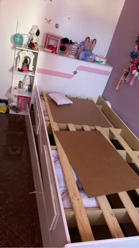 Cama com cama auxiliar , baú e nichos