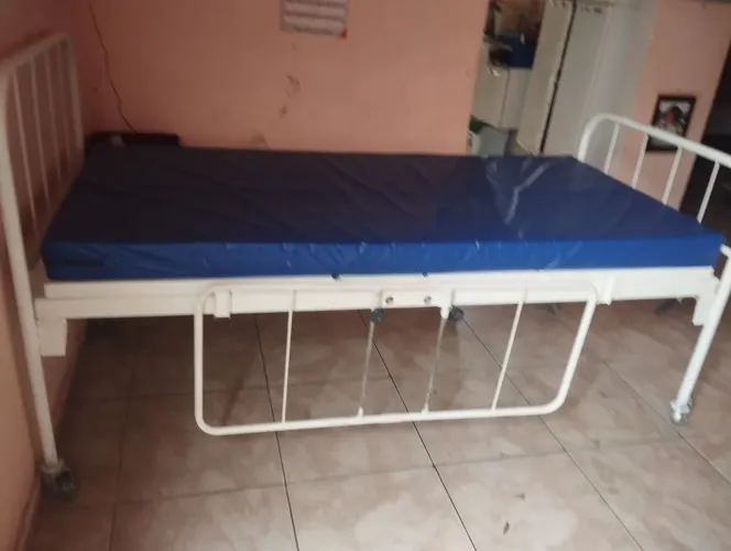 Cama hospitalar incluso colchão azul,com rodinhas e trava, confortável,nova,2 meses de uso