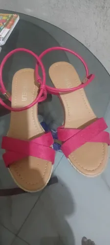 Vendo um par de sapatos anabela tamanho 35.usado 2 vezes só. 