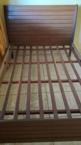 Cama de casal semi nova