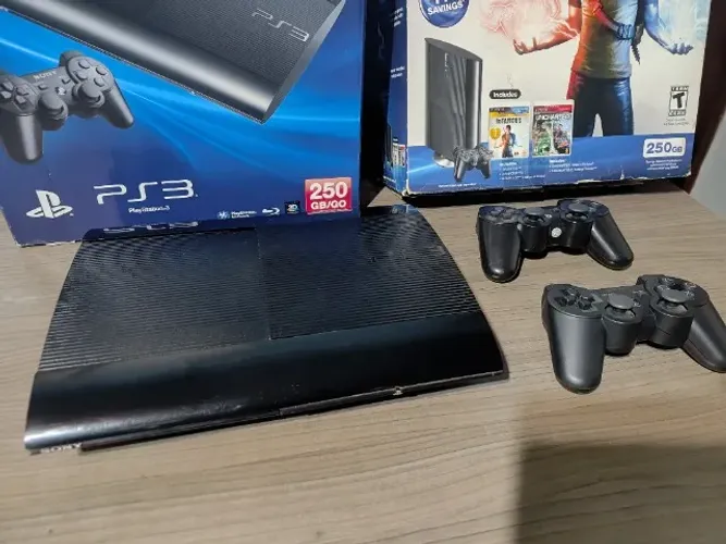 Videogame Console PlayStation 3 PS3 Super Slim 250GB na Caixa com 2 Controles e Jogos