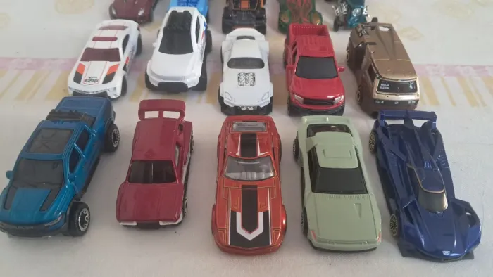 Lote Miniaturas carrinhos Hot Wheels, Matchbox, Maisto e outros