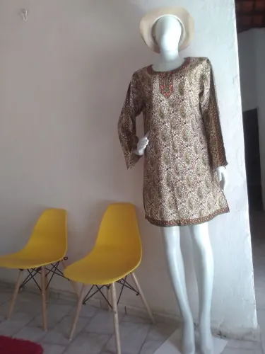 Roupas e artesanatos 