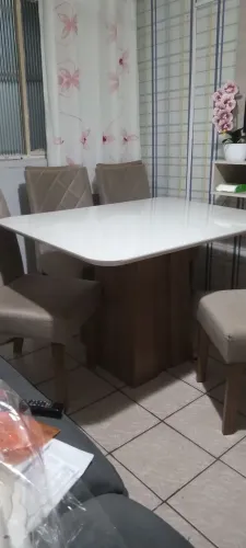 Vendo uma mesa de jantar e quatro cadeiras