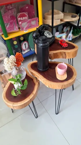 TRIO DE MESAS COM BOLACHA DE MADEIRA E PÉS DE FERRO
