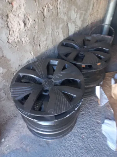 Vendo rodas com calotas aro 15 Polo track