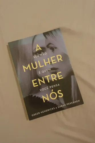 Livro - A mulher entre nós