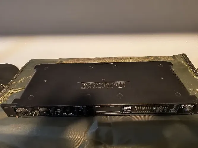 - Interface de áudio Motu 828 Mk3 28x30 Firewire Mac/Win