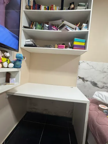 Prateleiras e mesa de estudo