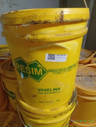 Aprox. 15 galões de vaselina e 6 galões de vedação