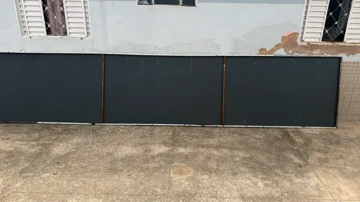 Título: Painel Comercial Leve - Lona Vinílica (Toldo) e Estrutura de Ferro - 5,00m x 1,00m